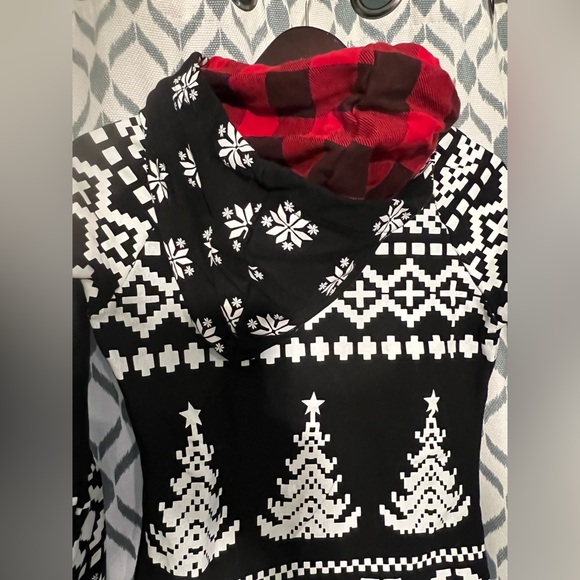 Brand: & | Size: Small | Colors: Red, Black, & White - Picture 3 of 6